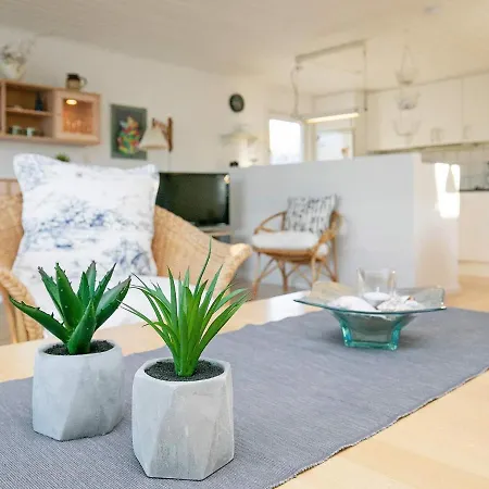 Three-bedroom Holiday In 10