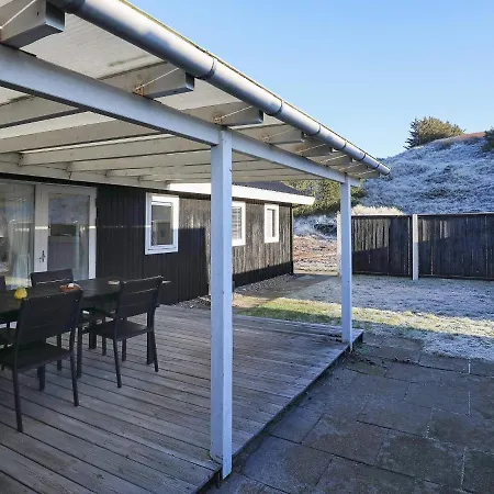 Three-bedroom Holiday In 10 *