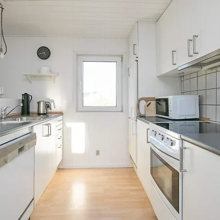 Three-bedroom Holiday In 10 *