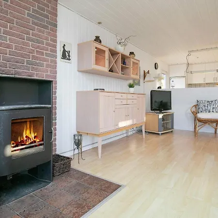 Three-bedroom Holiday In 10 Semesterbostad *