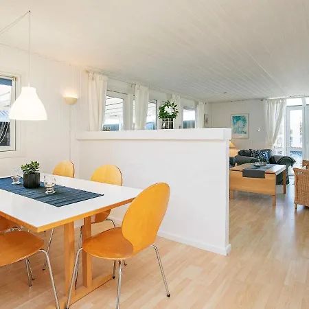 Three-bedroom Holiday In 10 Semesterbostad